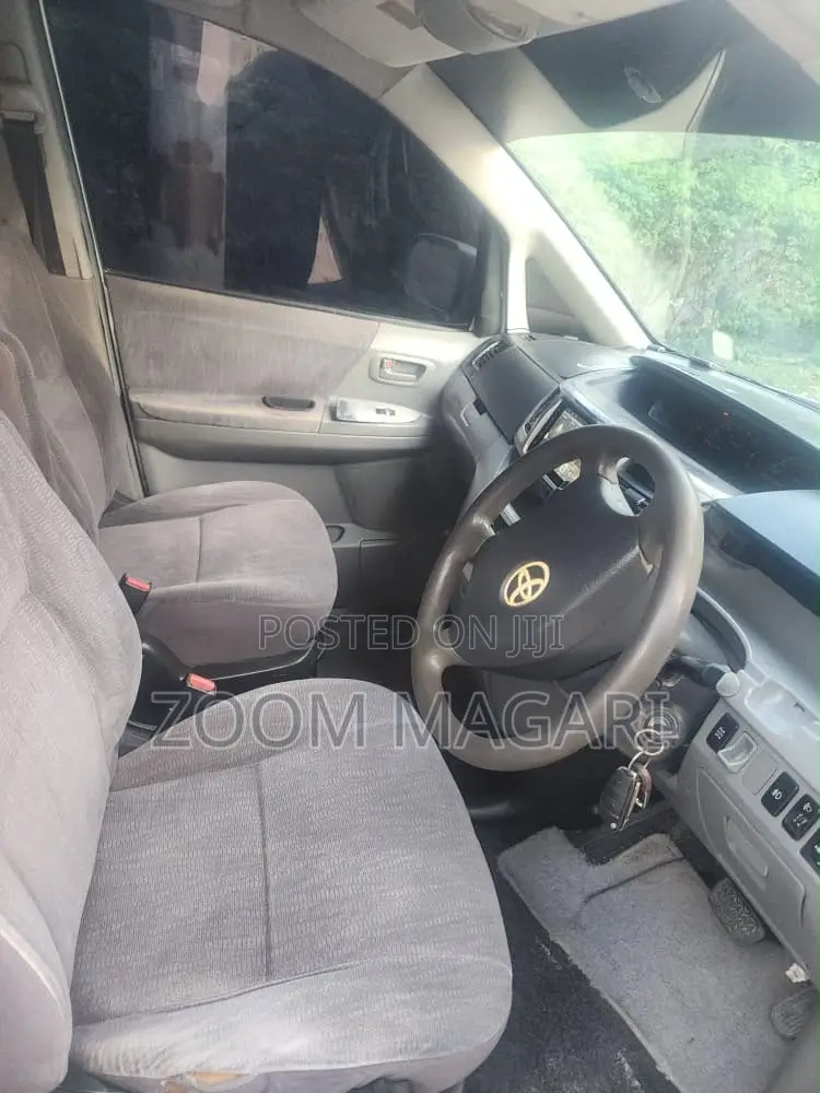 Toyota Noah 2005 Silver