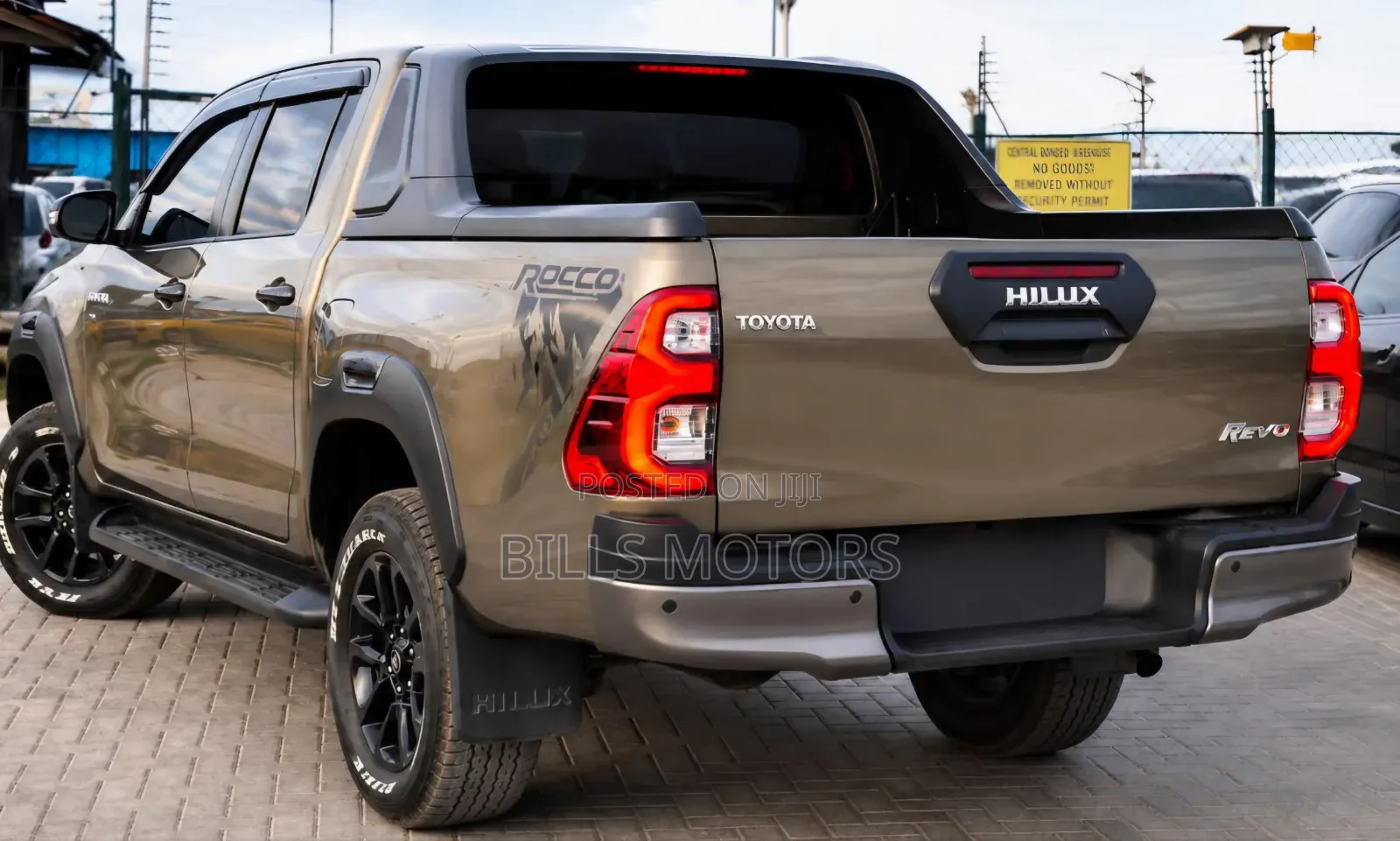 Toyota Hilux 2023 Gold