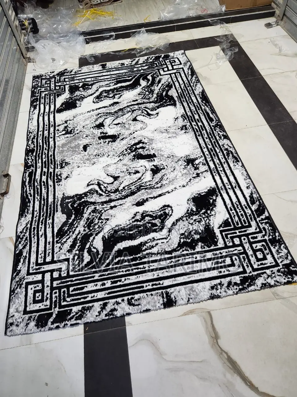 Elegant Luxury Area Carpet Rug – (Size 6/7 Feets)