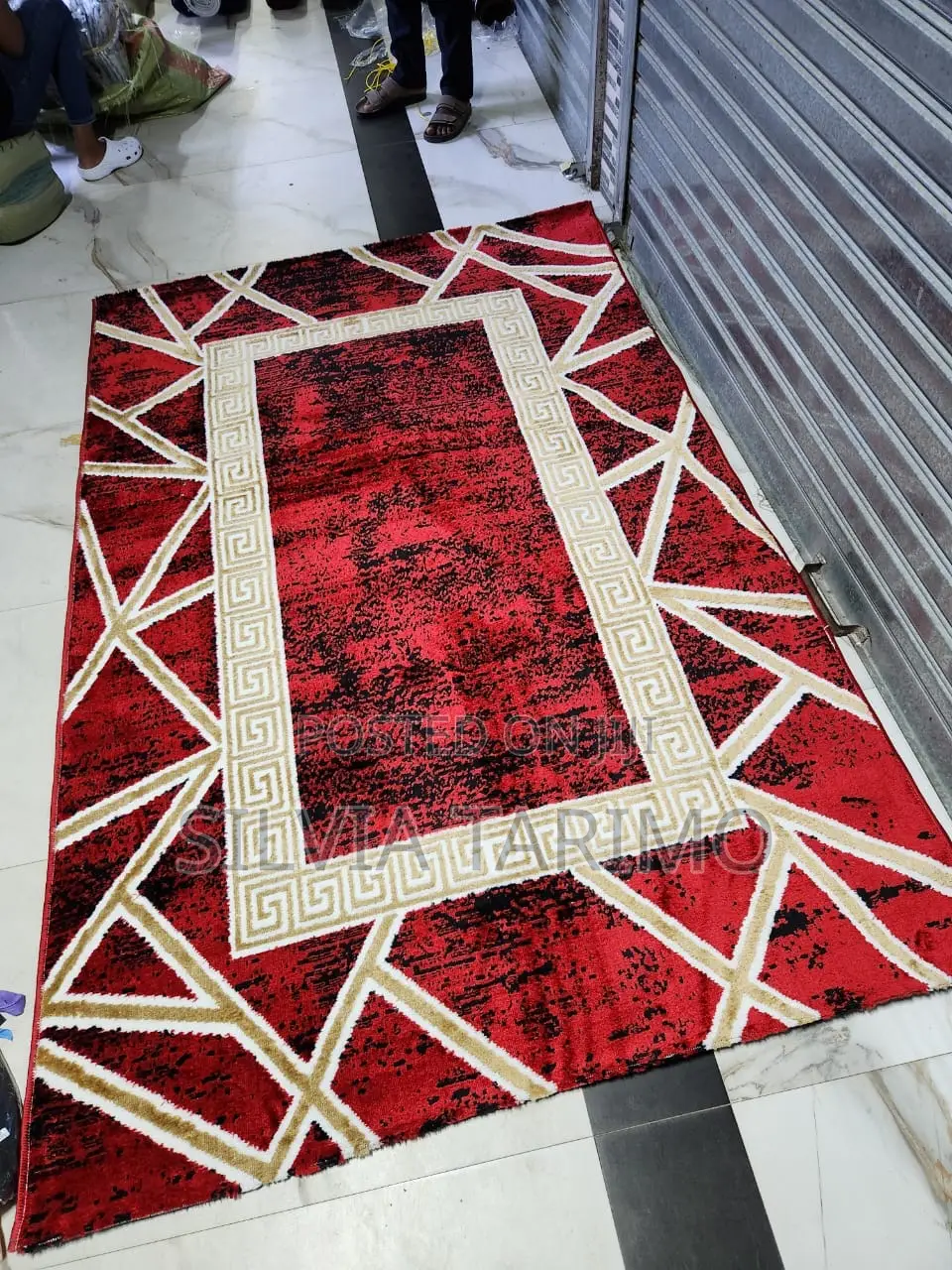 Elegant Luxury Area Carpet Rug – (Size 6/7 Feets)