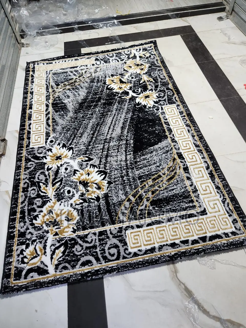 Elegant Luxury Area Carpet Rug – (Size 6/7 Feets)