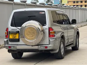 Mitsubishi Pajero 2000 Silver