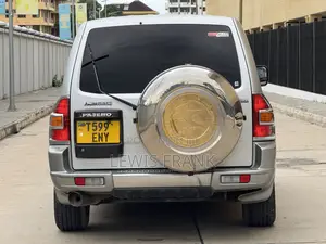 Mitsubishi Pajero 2000 Silver