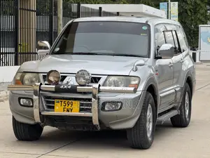 Mitsubishi Pajero 2000 Silver