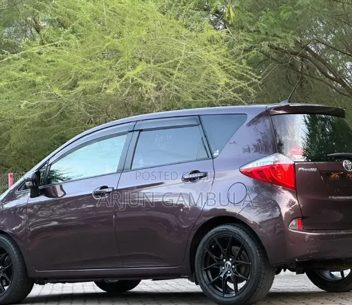 Toyota Ractis 2013 Gray