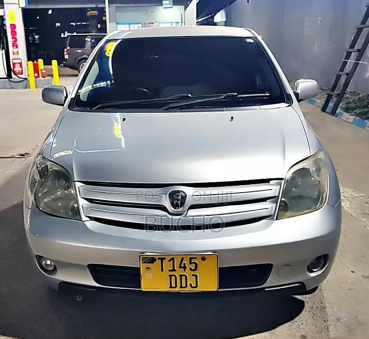 Toyota IST 2004 Silver