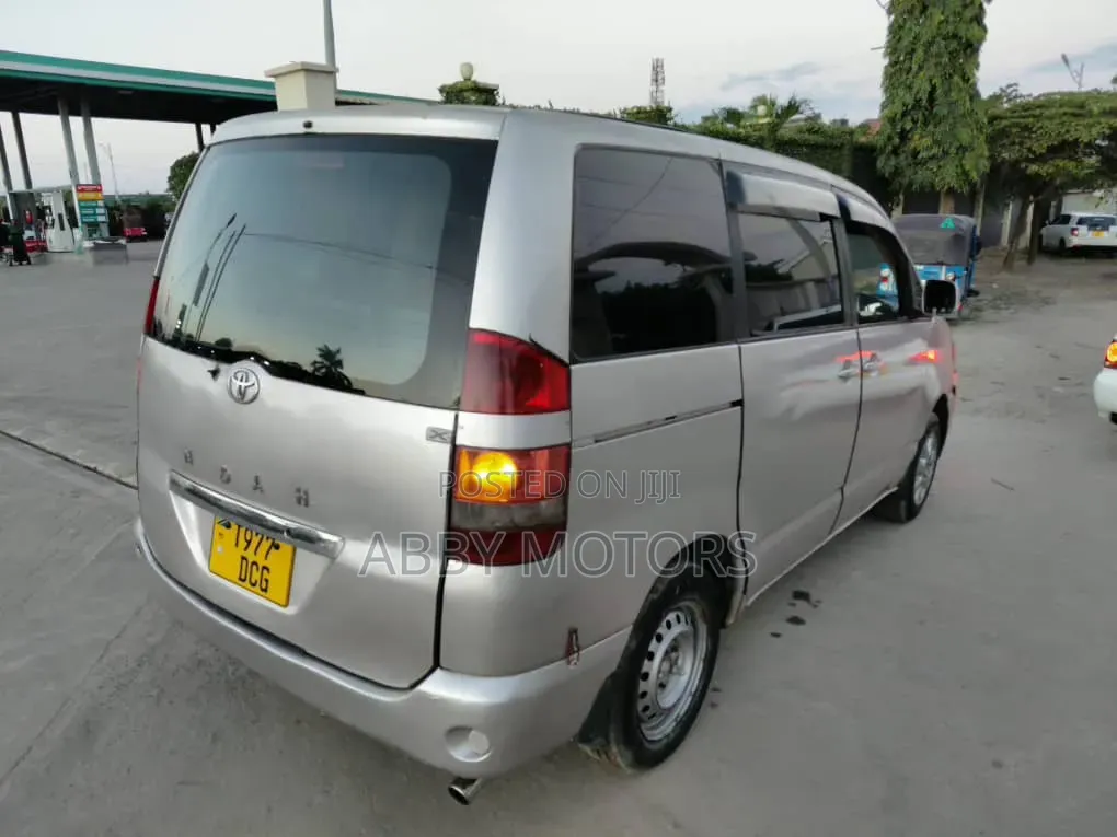 Toyota Voxy 2005 Silver