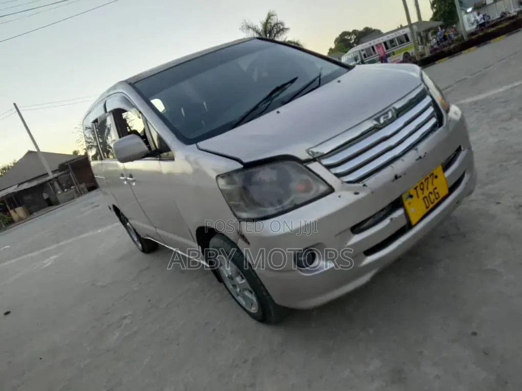 Toyota Voxy 2005 Silver