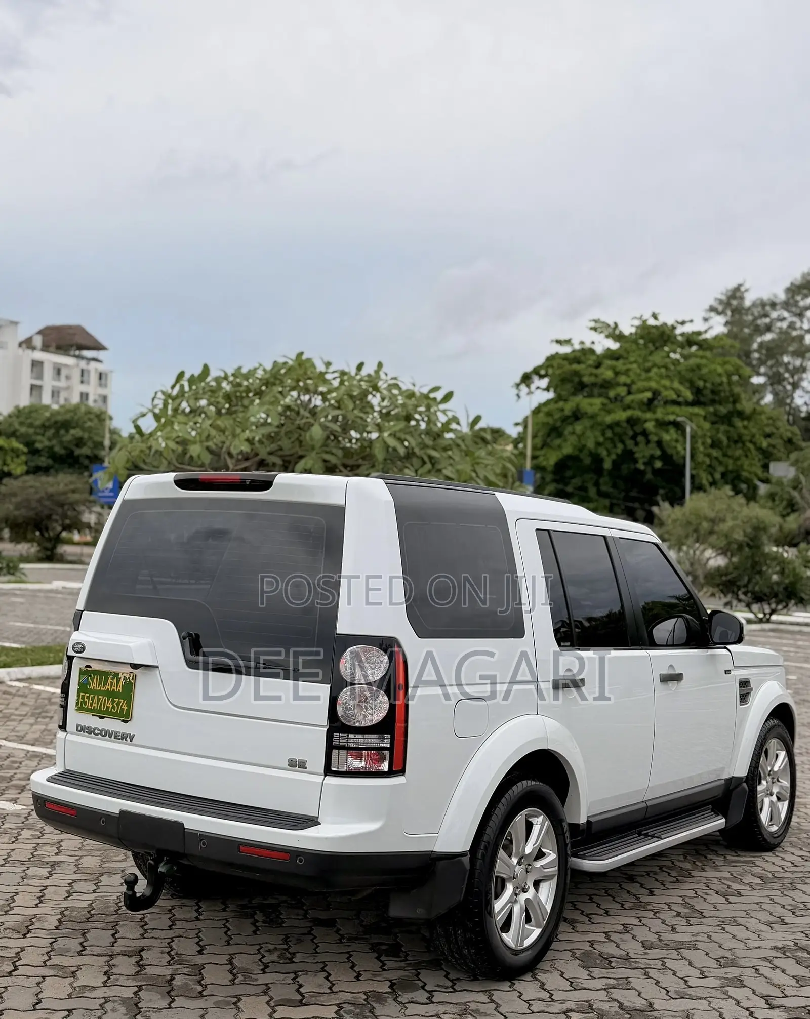 Land Rover Discovery 2012 White