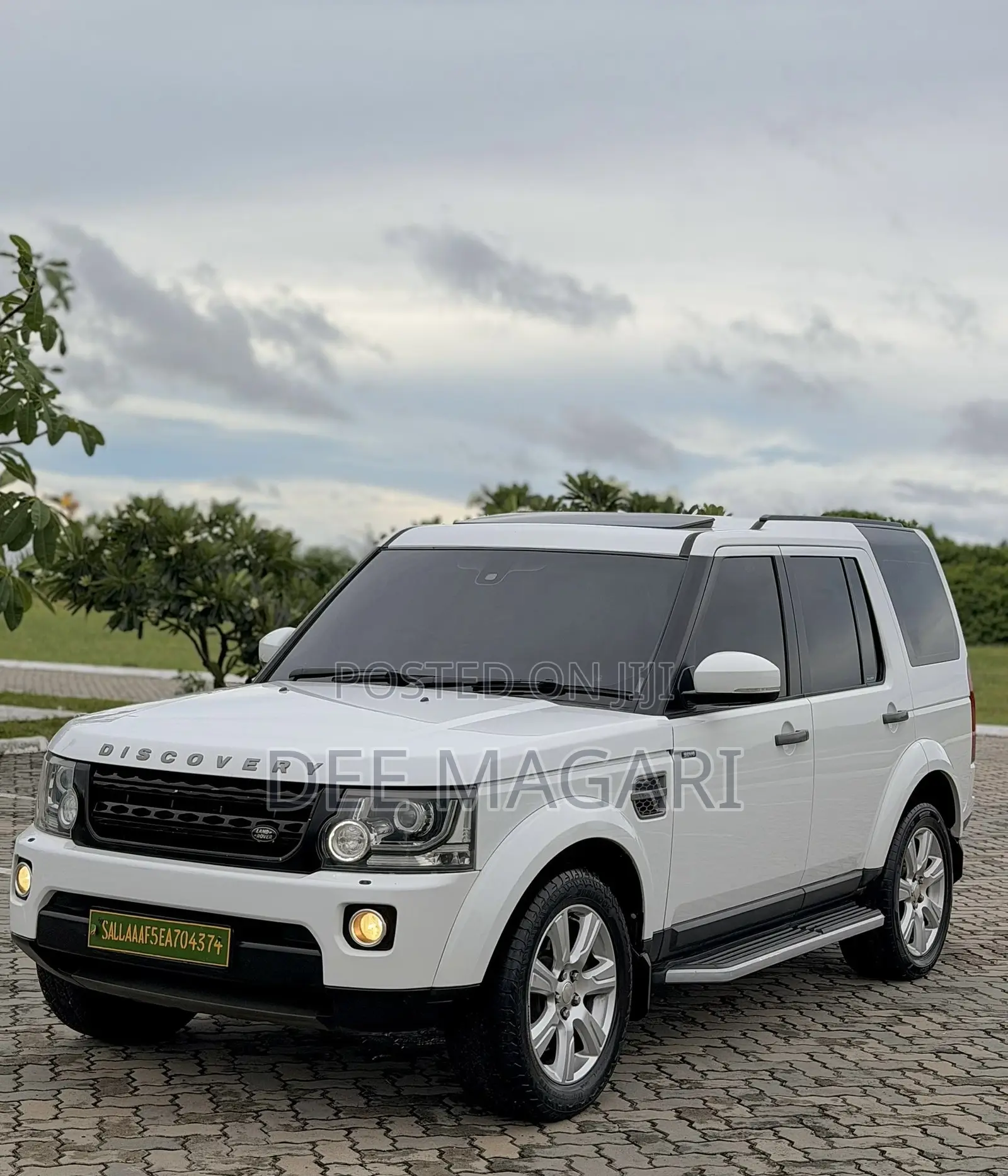 Land Rover Discovery 2012 White