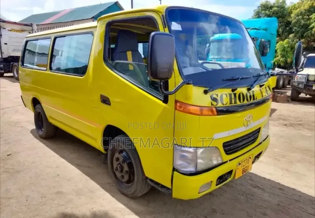 Toyota Dyna 2002 Yellow