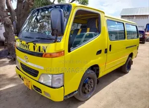 Toyota Dyna 2002 Yellow