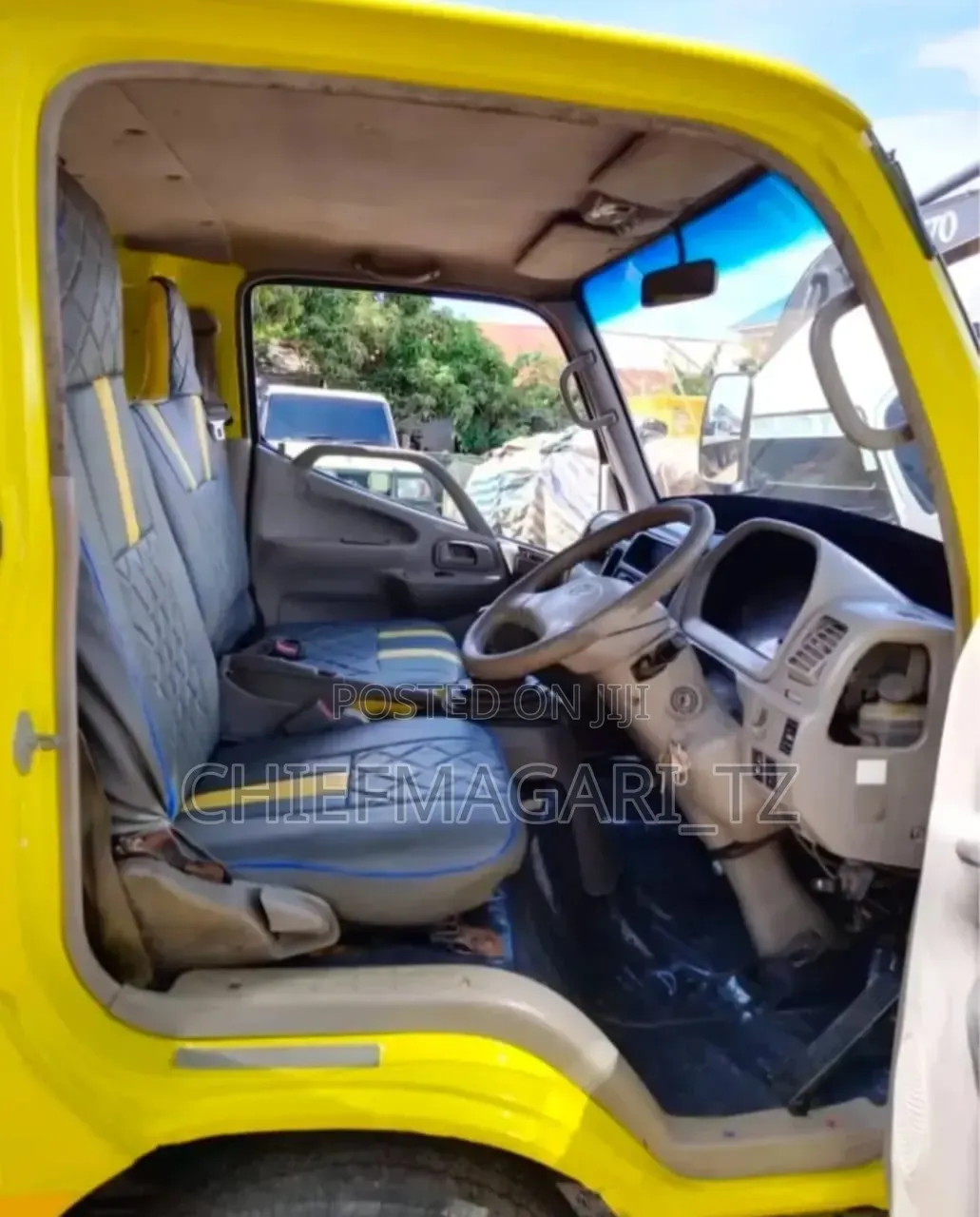 Toyota Dyna 2002 Yellow
