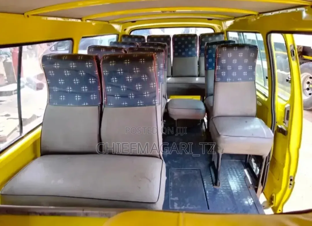 Toyota Dyna 2002 Yellow