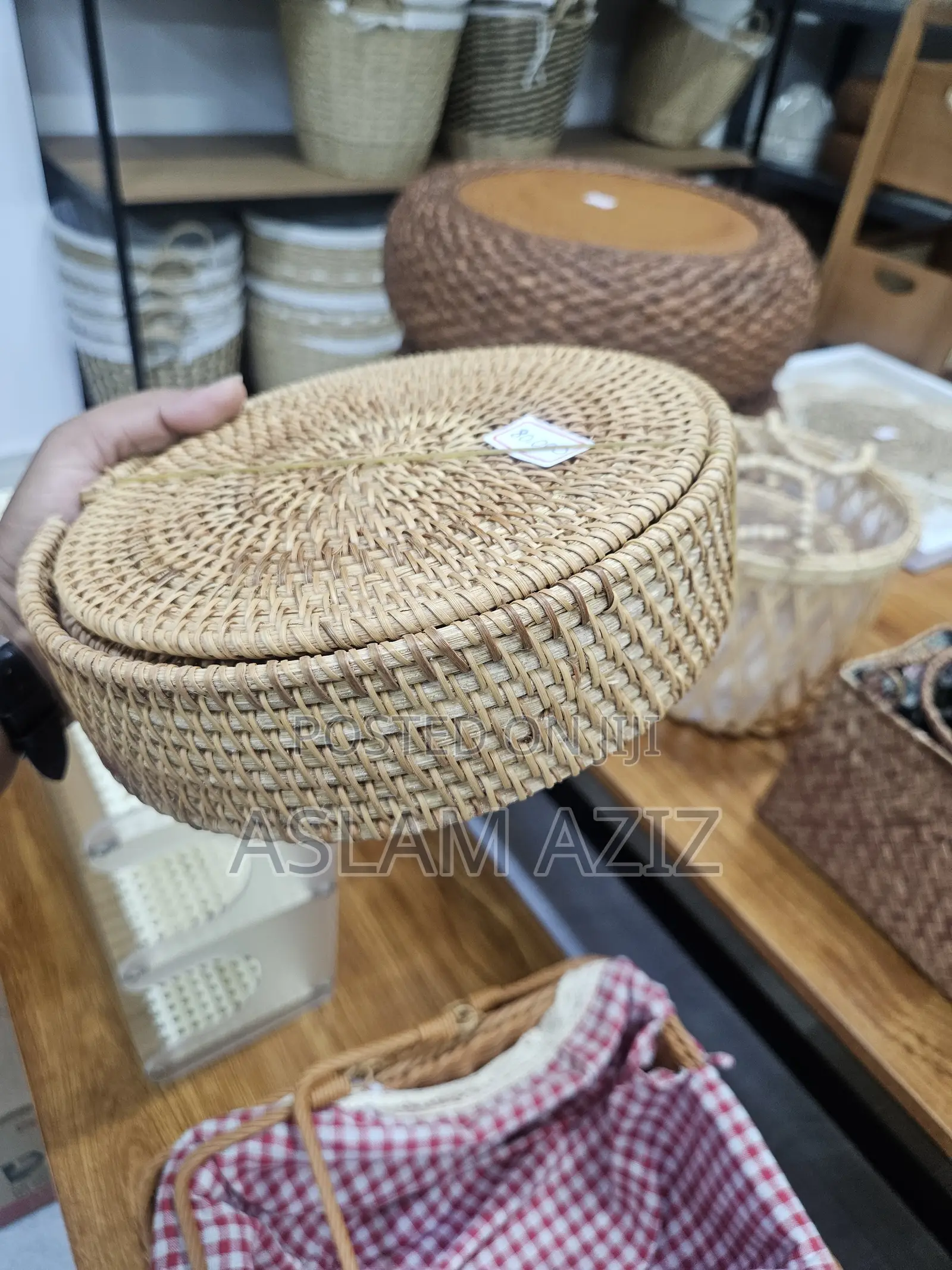 Round Woven Lidded Bread Basket).