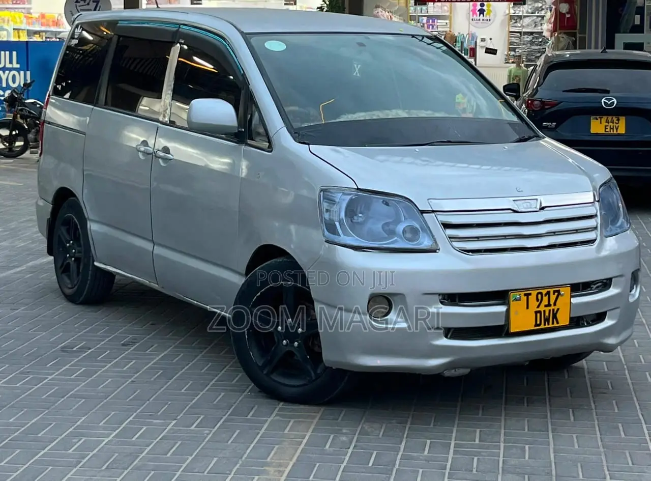 Toyota Noah 2005 Silver