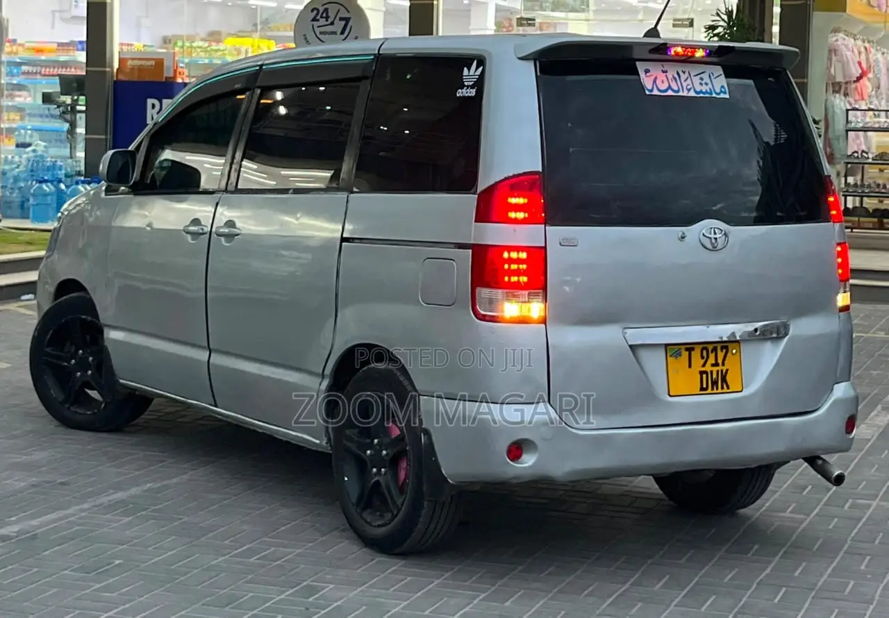 Toyota Noah 2005 Silver