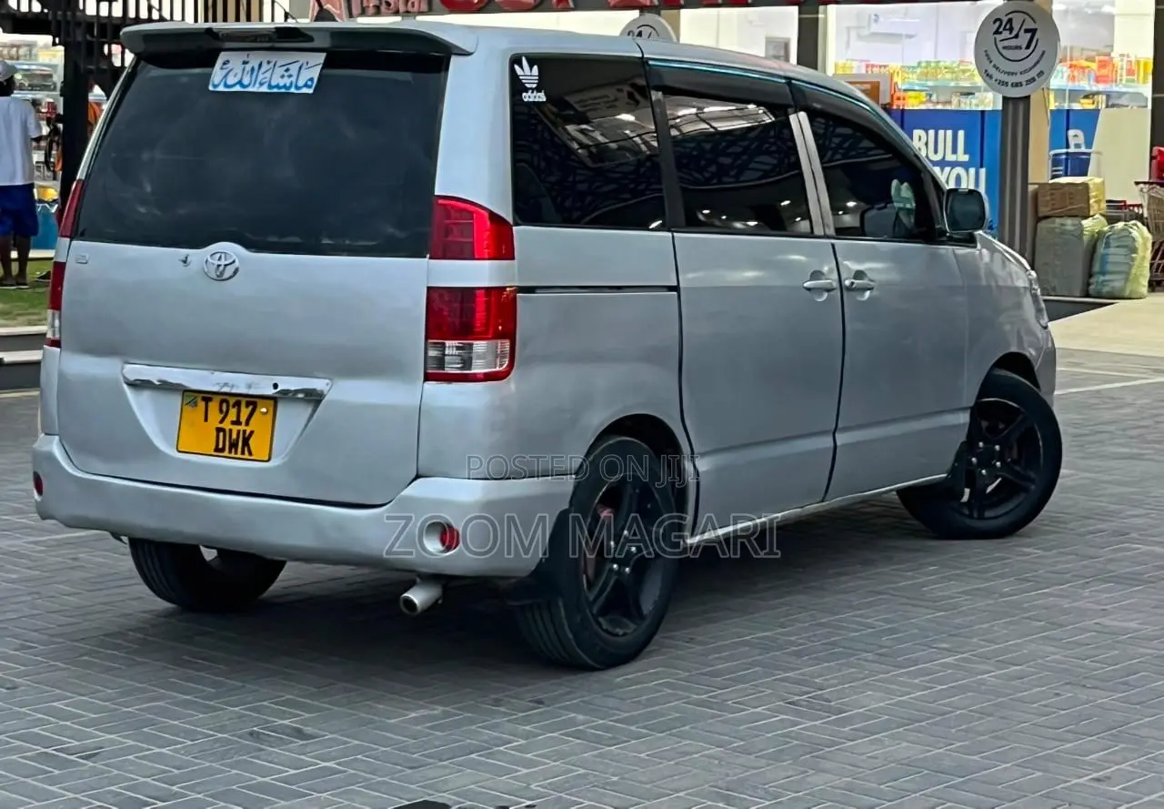 Toyota Noah 2005 Silver