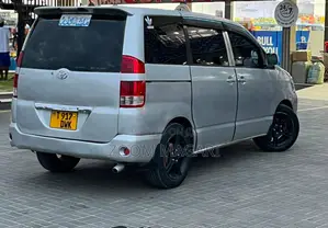 Toyota Noah 2005 Silver