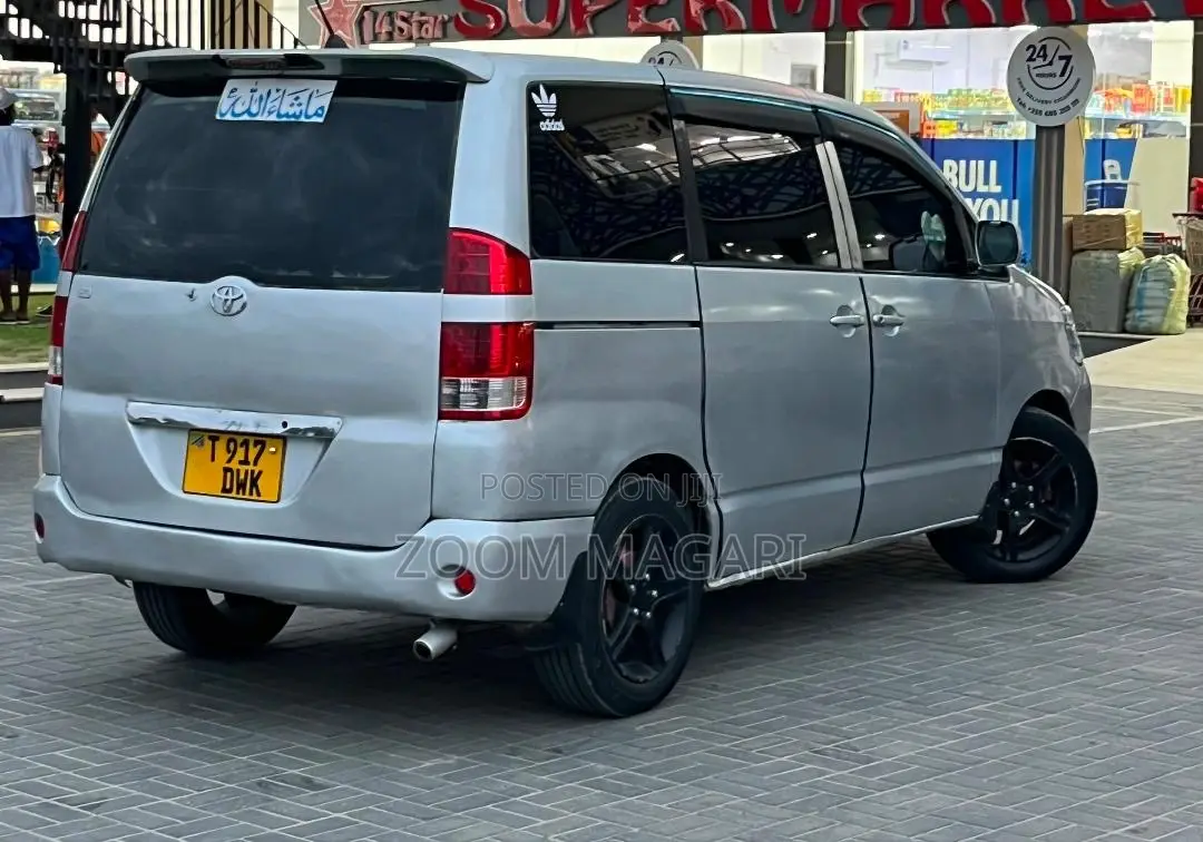 Toyota Noah 2005 Silver