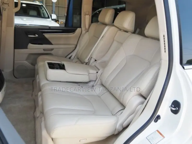 Lexus LX 570 AWD 2021 White