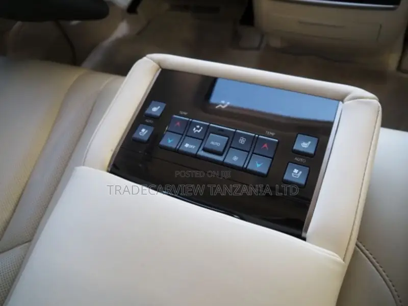 Lexus LX 570 AWD 2021 White