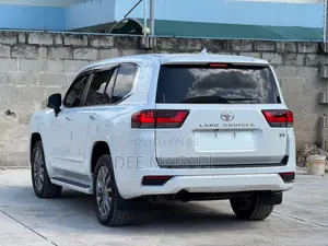 Toyota Land Cruiser LC300 2024 White