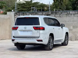 Toyota Land Cruiser LC300 2024 White