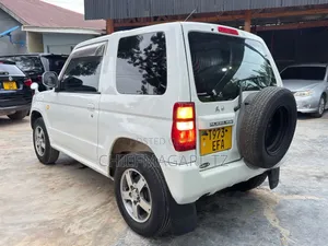 Mitsubishi Pajero 2005 White