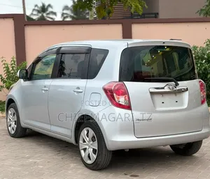 Toyota Ractis 2009 Silver