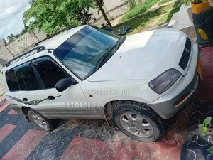 Toyota RAV4 1999 White