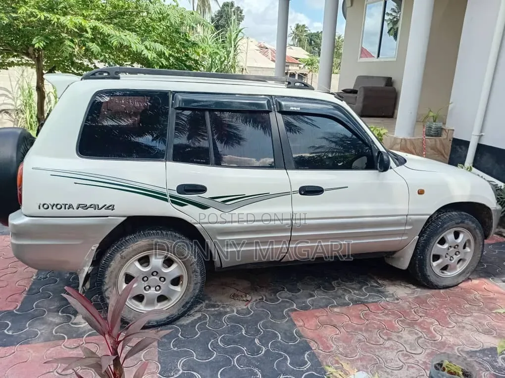 Toyota RAV4 1999 White