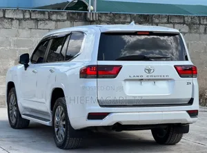 Toyota Land Cruiser 2024 White
