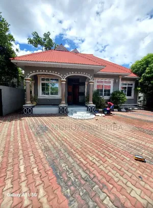 4bdrm House in Msongora, Msongola for sale
