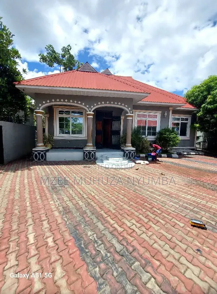4bdrm House in Msongora, Msongola for sale