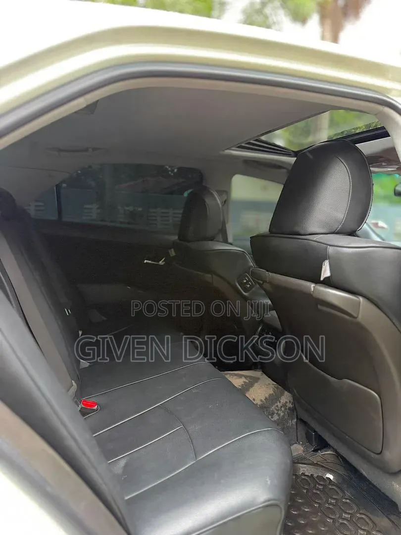 Car 2009 White