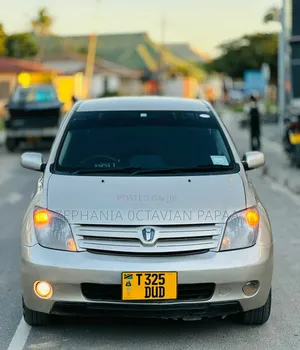 Toyota IST 2004 Gold