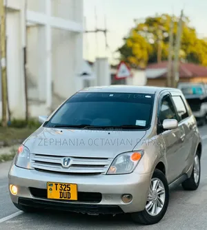 Toyota IST 2004 Gold
