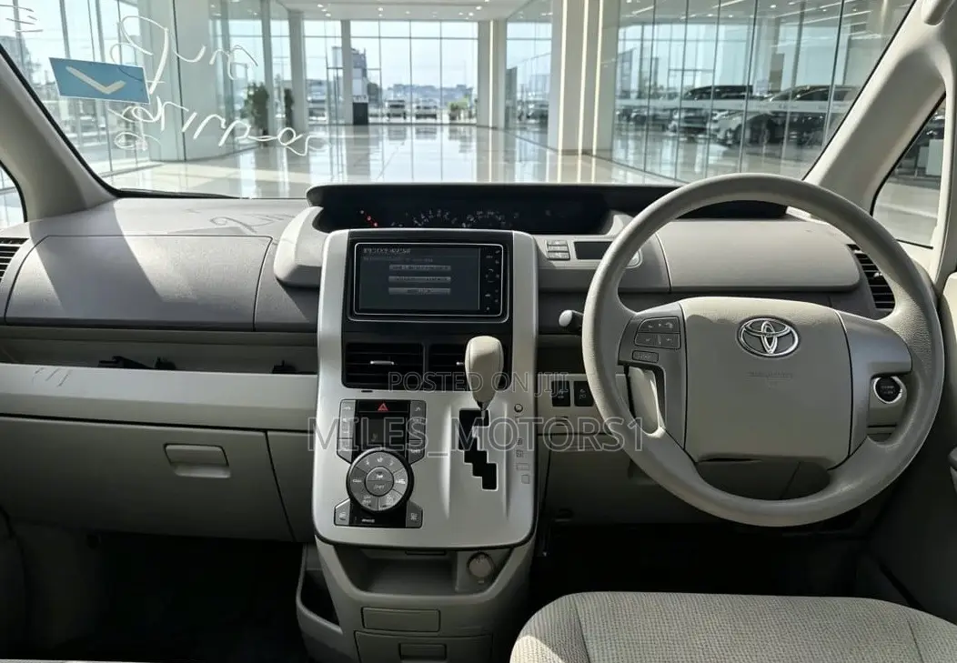 Toyota Noah 2009 White