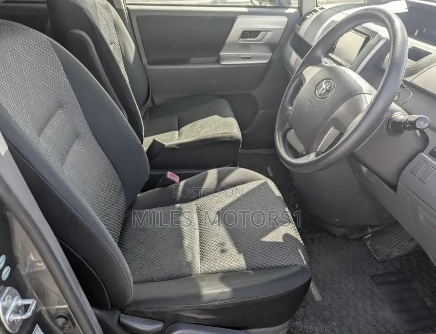 Toyota Noah 2009 Gray