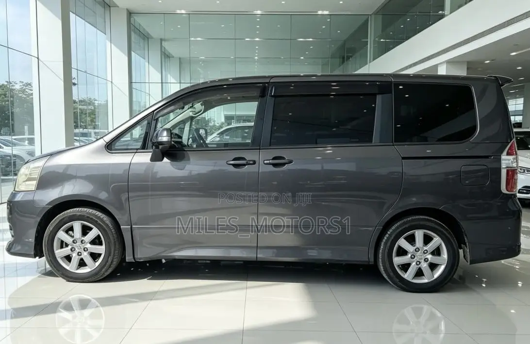 Toyota Noah 2009 Gray