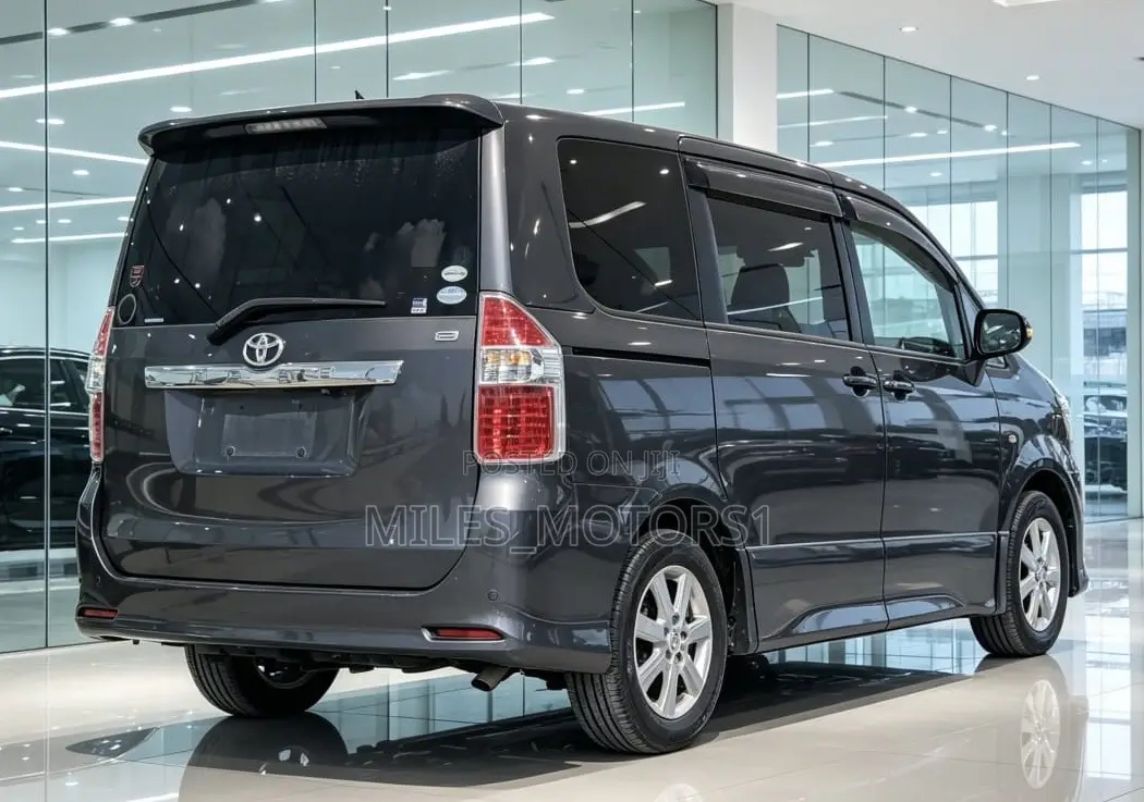 Toyota Noah 2009 Gray