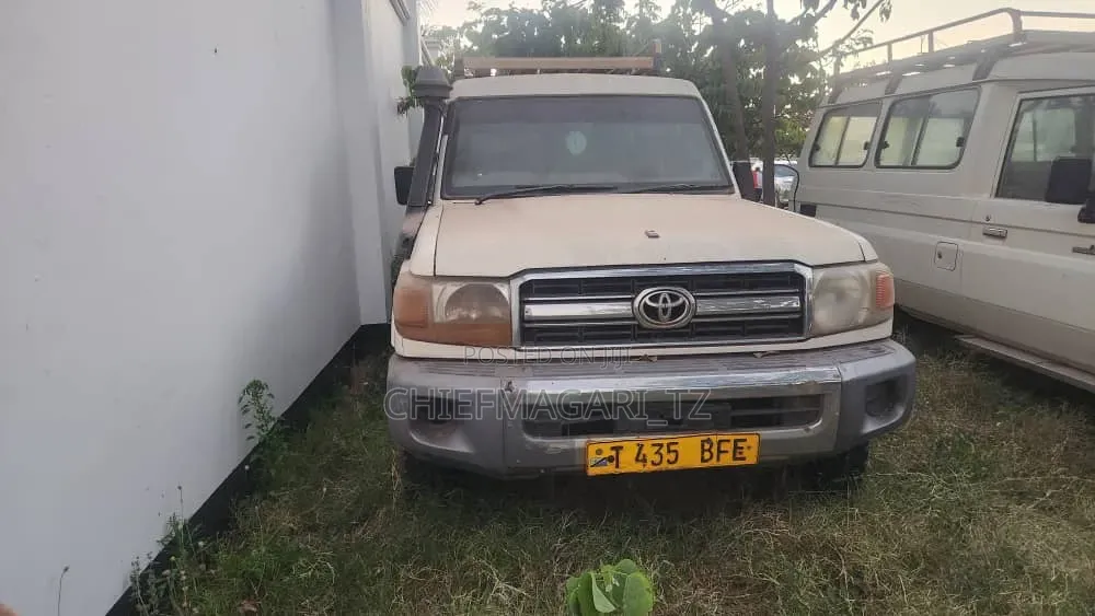 Toyota Land Cruiser 2010 Off white