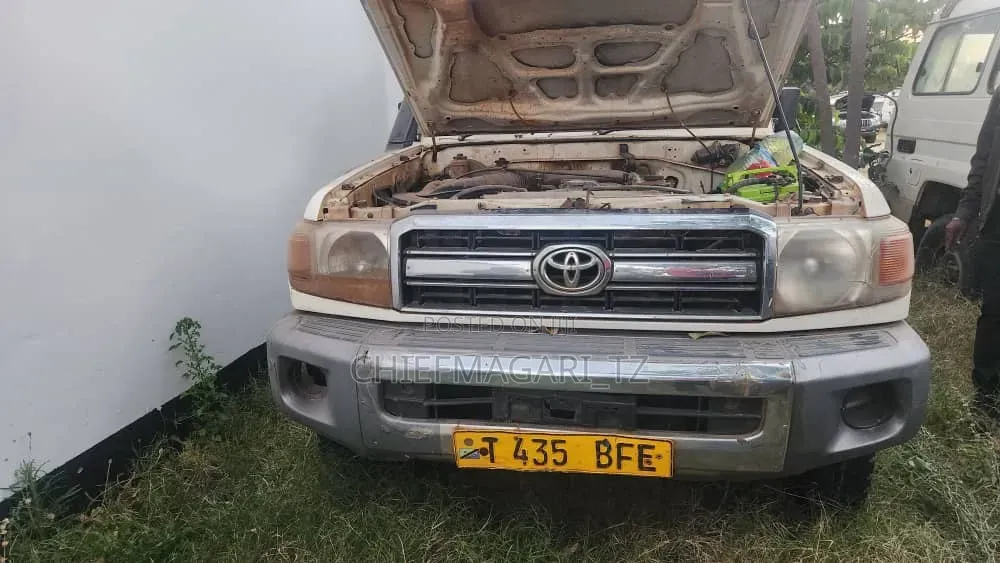 Toyota Land Cruiser 2010 Off white