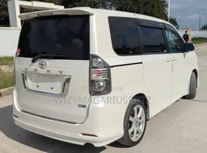 Toyota Noah 2010 Off white