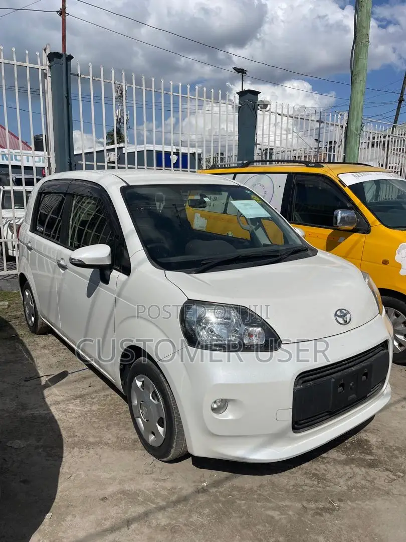Toyota Porte 2014 White