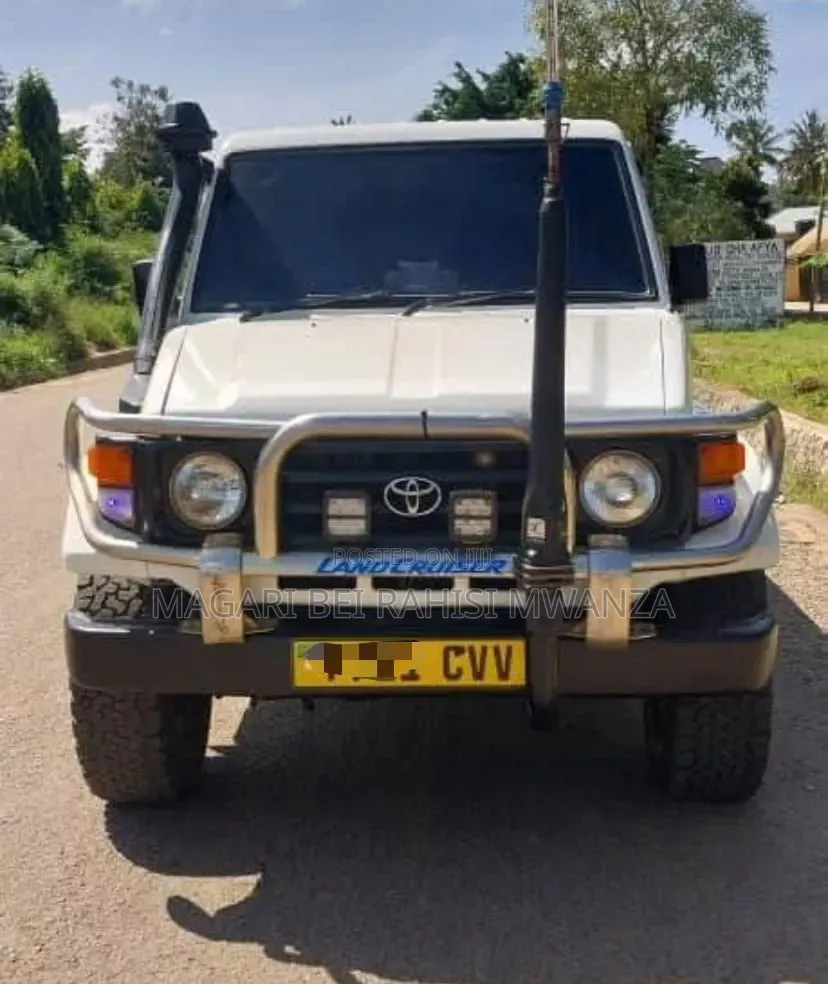 Toyota Land Cruiser 1999 White
