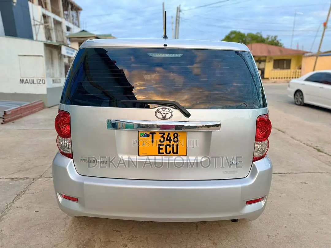 Toyota Corolla Rumion Hatchback 1.5 FWD 2009 Silver