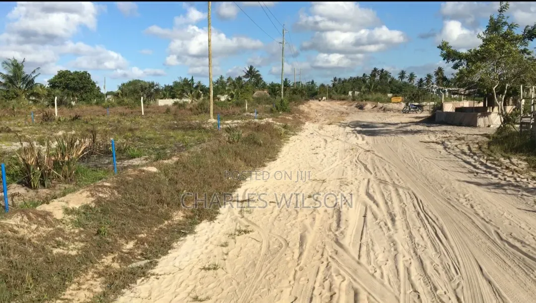 Kiwanja Cha Biashara Barabarani Main Road