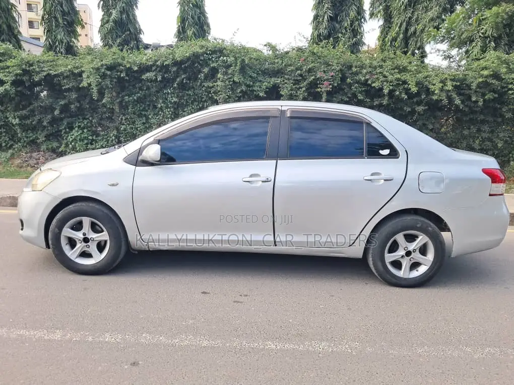 Toyota Belta 2005 Silver